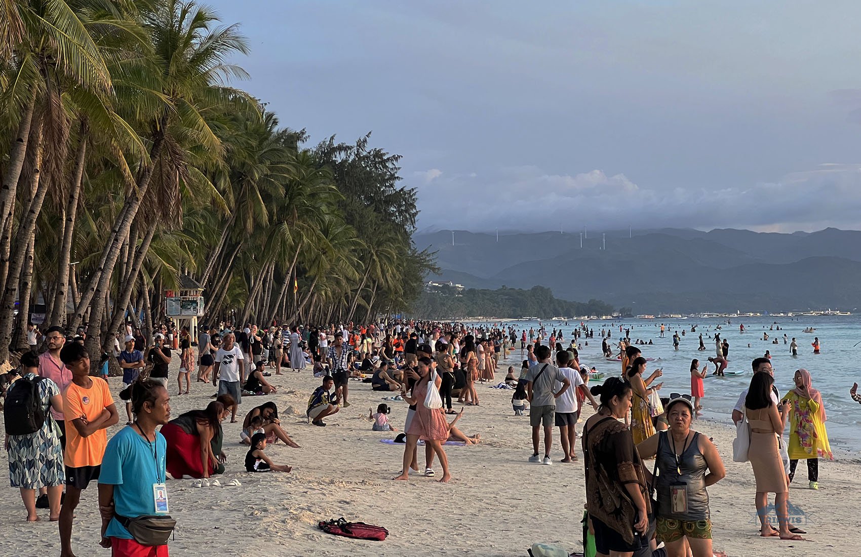 People meeting sunset in Boracay