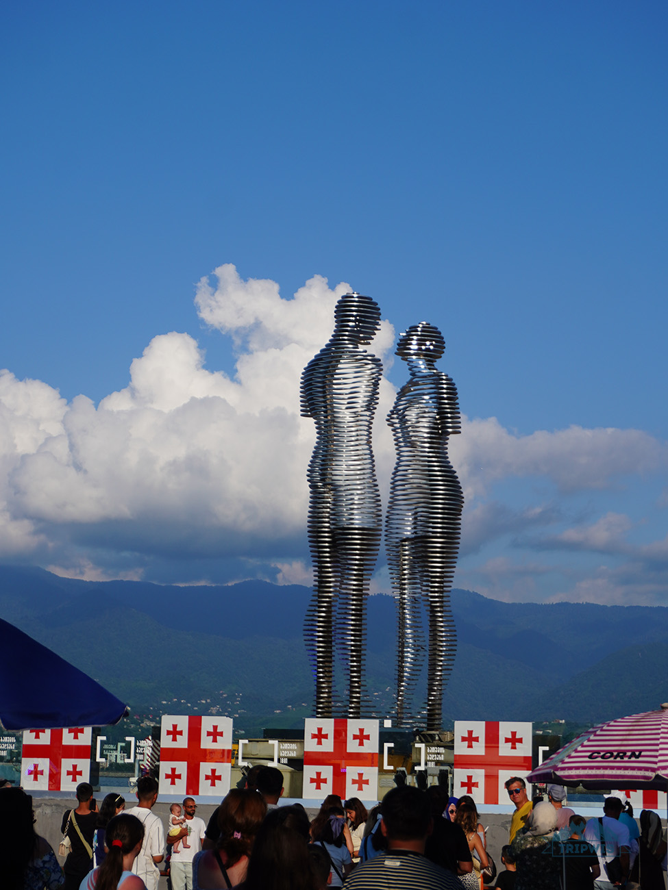Ali & Nino Statue
