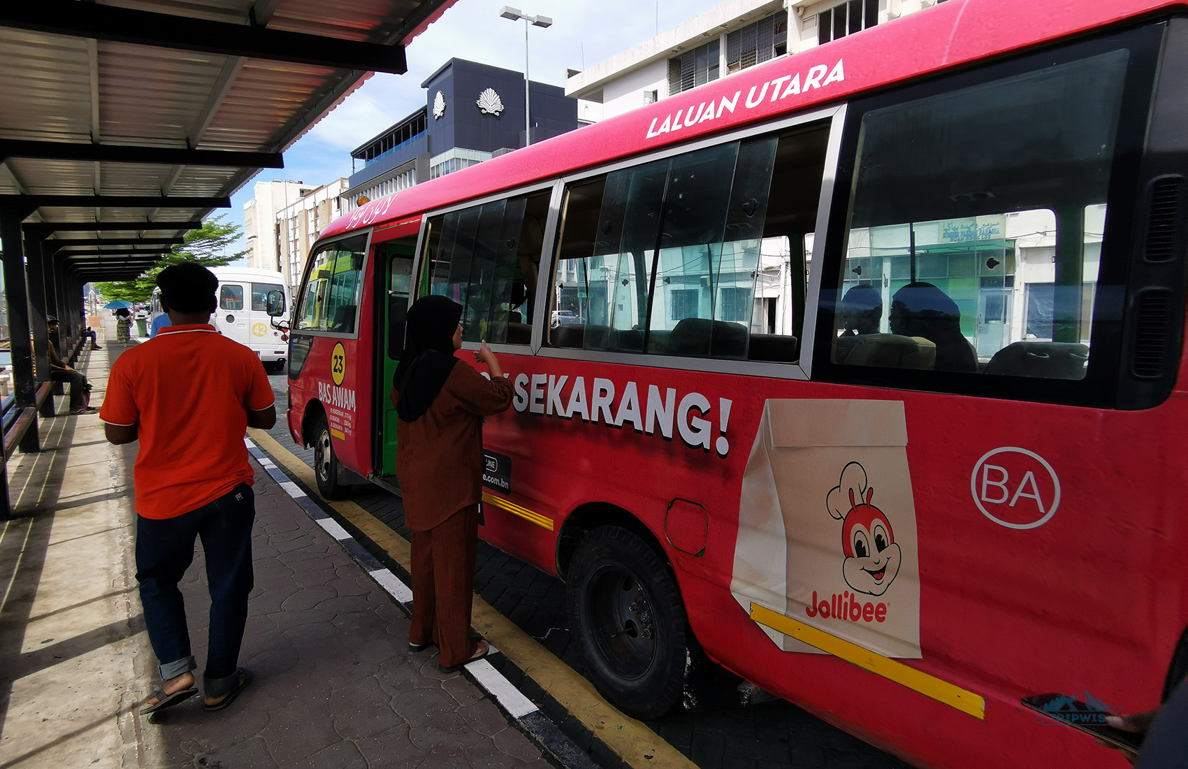 Bus from the airport to Brunei