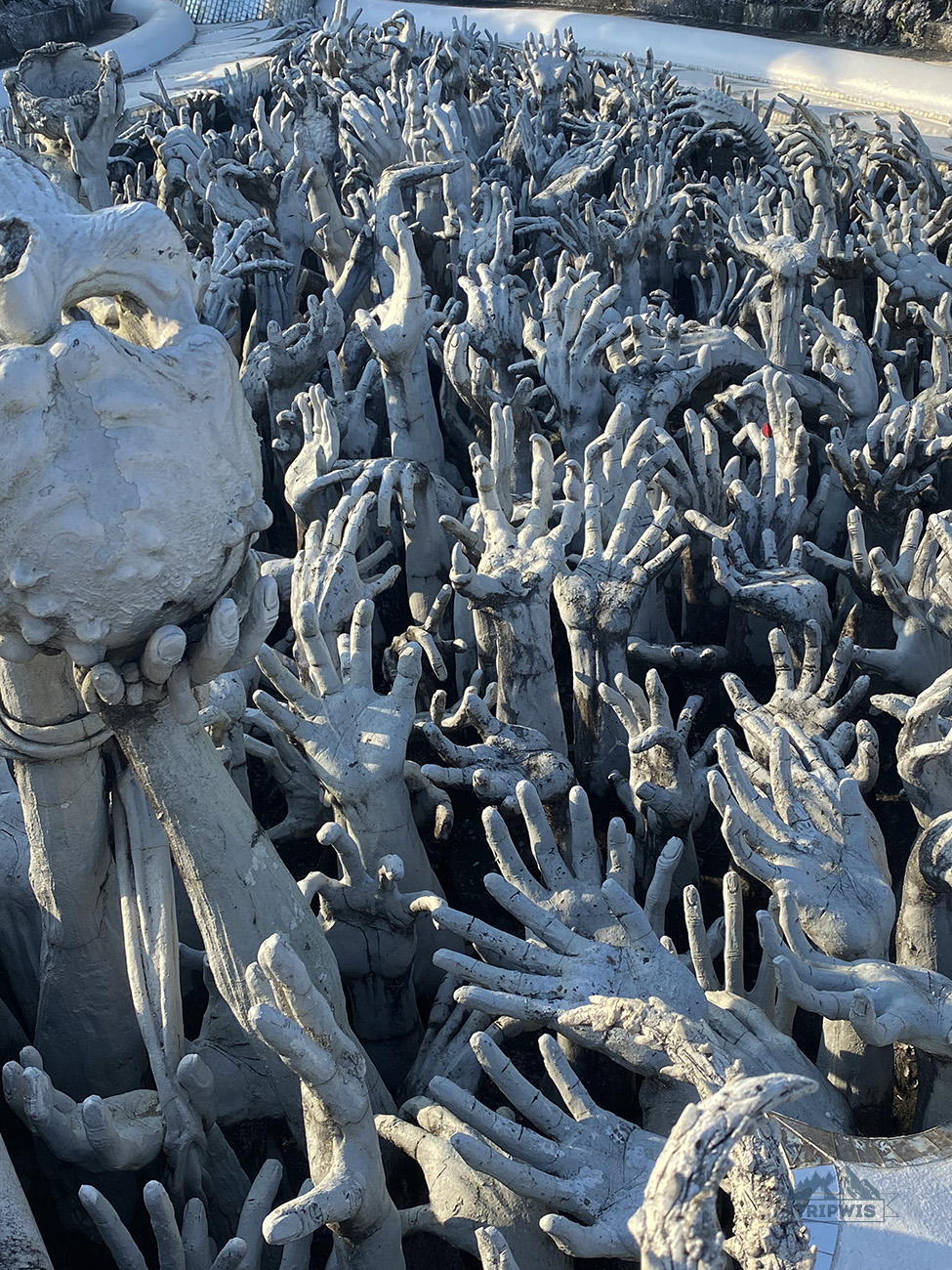 Entry into Wat Rong Khun