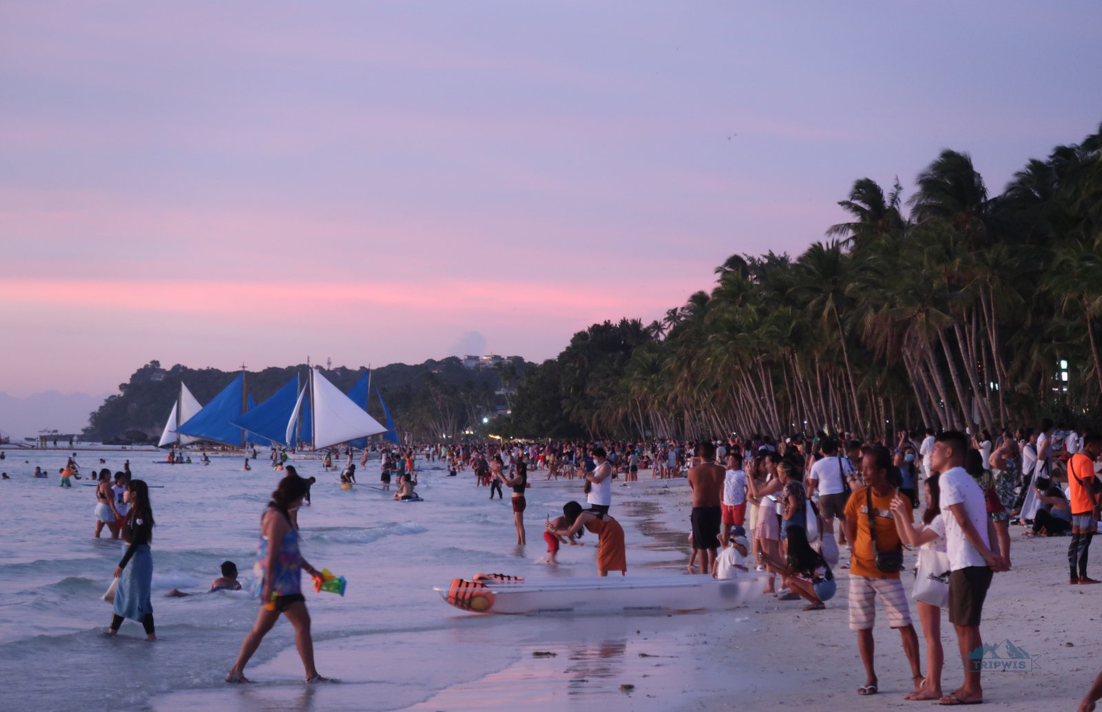 People meeting sunset in Boracay