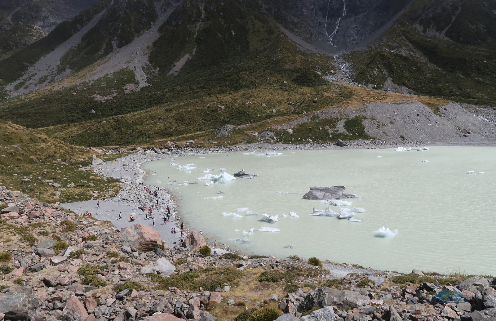 hooker-lake-icebergs